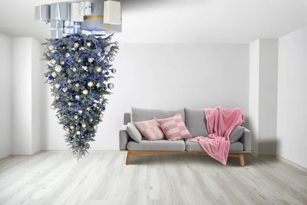 Prachtige Kerstboom Met Geschenkdozen Hangend Aan Plafond Kamer — Stockfoto