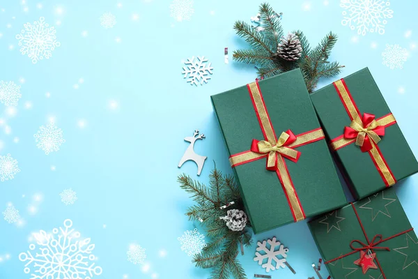 绿色礼品盒和彩色背景上的圣诞装饰 带有文字空间 — 图库照片