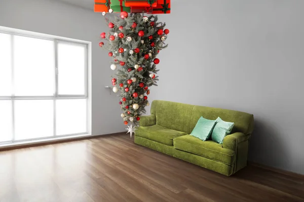 部屋の天井にはギフトボックスがぶら下がっている美しいクリスマスツリー — ストック写真