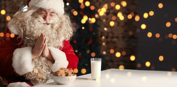 Kerstman Met Lekkere Koekjes Glas Melk Avonds Thuis — Stockfoto