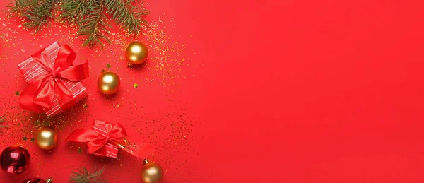 Összetétel Karácsonyi Ajándékok Dekorációk Piros Háttér Helyet Szöveg — Stock Fotó