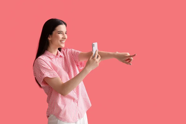 Junge Klatschfrau Mit Handy Auf Farbigem Hintergrund — Stockfoto