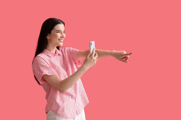 Giovane Donna Pettegolezzo Con Telefono Sfondo Colore — Foto Stock