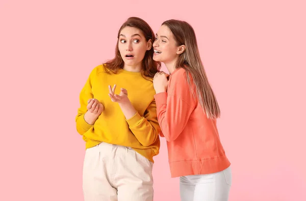 Young Gossiping Women Color Background — Stock Photo, Image