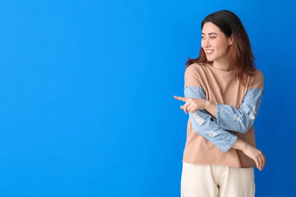 Young Asian Woman Pointing Something Color Background — Stock Photo, Image