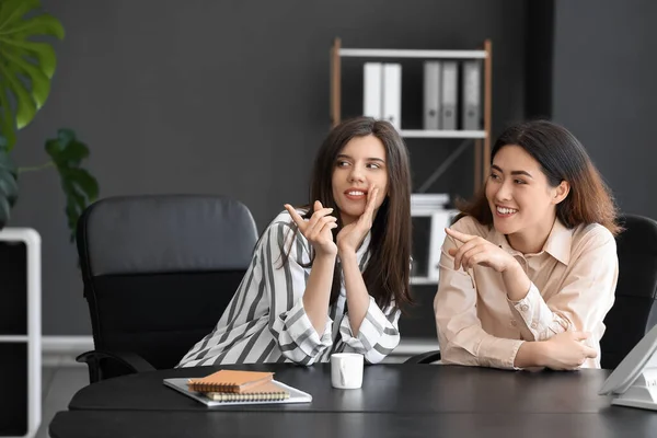 Female Colleagues Gossiping Office — Stock Photo, Image