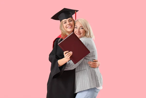 Feliz Estudiante Graduación Femenina Con Madre Fondo Color — Foto de Stock