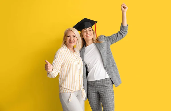 Estudante Graduação Feliz Sexo Feminino Com Sua Mãe Fundo Cor — Fotografia de Stock