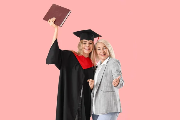 Glückliche Studentin Mit Ihrer Mutter Auf Farbigem Hintergrund — Stockfoto