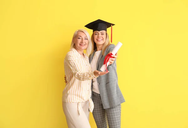 Šťastná Žena Maturitní Student Svou Matkou Barevném Pozadí — Stock fotografie