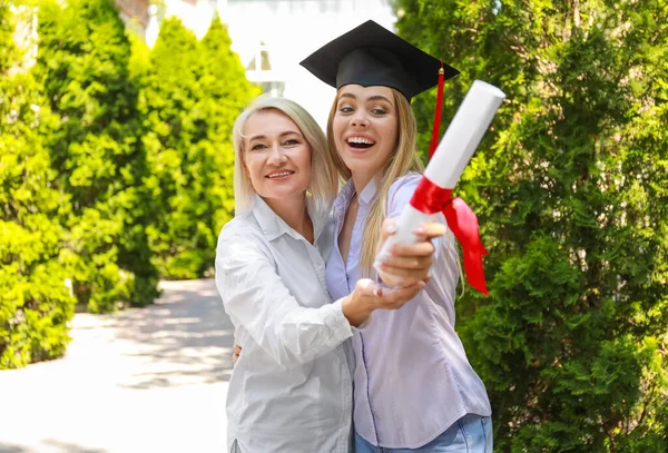 Lycklig Ung Kvinna Med Sin Mamma Examensdagen — Stockfoto