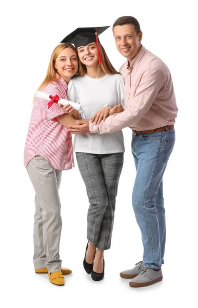 Ailesi Beyaz Arka Planda Mutlu Bir Kız Mezun Öğrenci — Stok fotoğraf