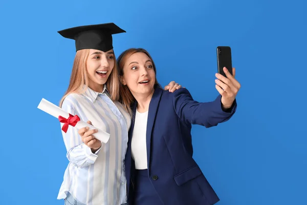Glückliche Studentin Mit Ihrer Mutter Beim Selfie Auf Farbigem Hintergrund — Stockfoto