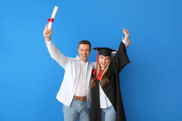 幸せな女性卒業生とともに彼女の父上の色の背景 — ストック写真