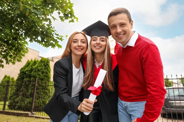 Boldog Fiatal Nőt Szüleivel Diplomaosztás Napján — Stock Fotó