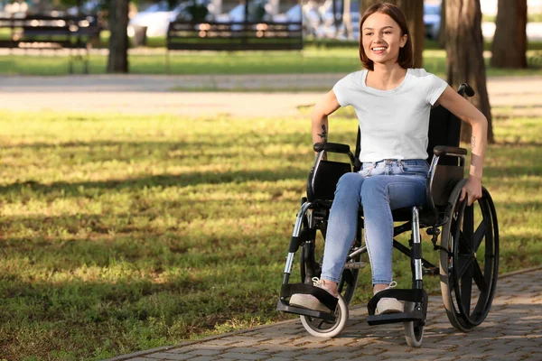 公园里身体残疾的年轻妇女 — 图库照片