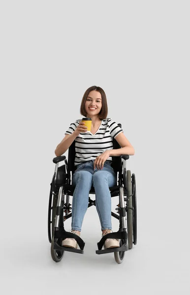 Молодая Женщина Инвалидной Коляске Пьет Кофе Светлом Фоне — стоковое фото