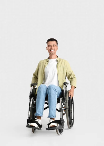 Junger Mann Rollstuhl Vor Hellem Hintergrund — Stockfoto