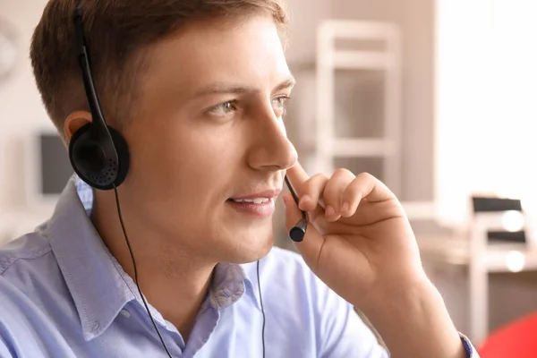 Jonge Consultant Van Call Center Met Headset Werken Kantoor Close — Stockfoto