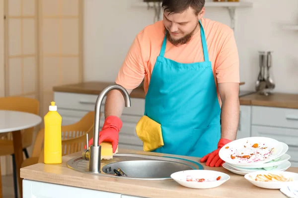 Jongeman Met Spons Schoonmaak Wastafel Keuken — Stockfoto