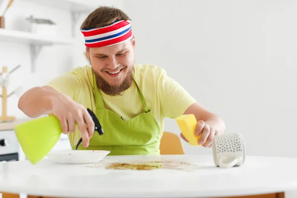 Mladý Muž Houbou Čištění Jídelní Stůl Kuchyni — Stock fotografie