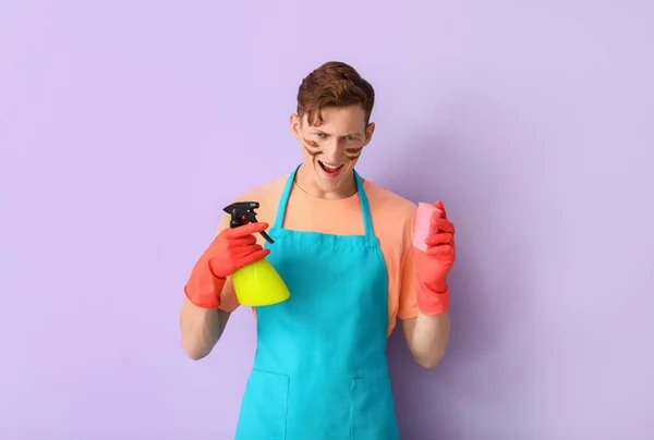 Bonito Homem Com Esponja Limpeza Detergente Sobre Fundo Lilás — Fotografia de Stock
