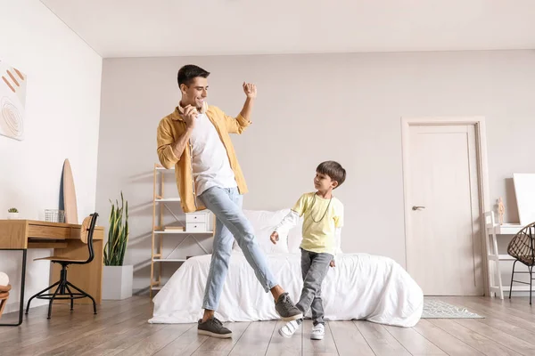 男と彼の息子は寝室で踊る — ストック写真