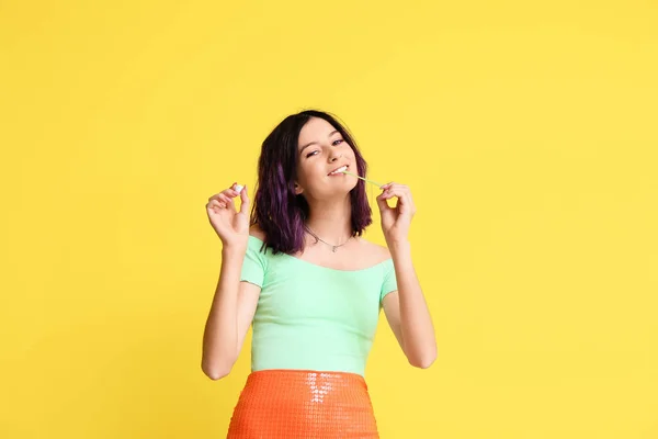 Mujer Joven Con Encías Mascar Sobre Fondo Amarillo —  Fotos de Stock