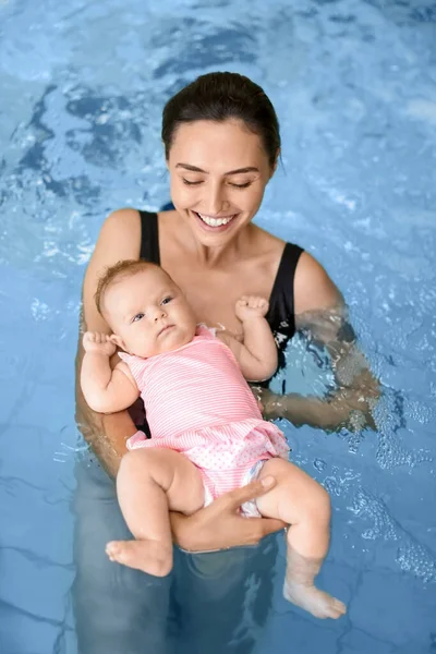 Bebê Bonito Com Mãe Piscina — Fotografia de Stock