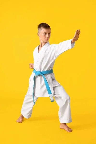 Niño Practicando Karate Sobre Fondo Color — Foto de Stock