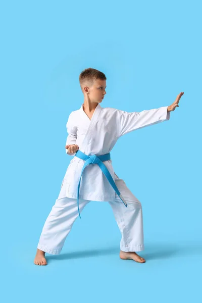 Liten Pojke Övar Karate Färg Bakgrund — Stockfoto