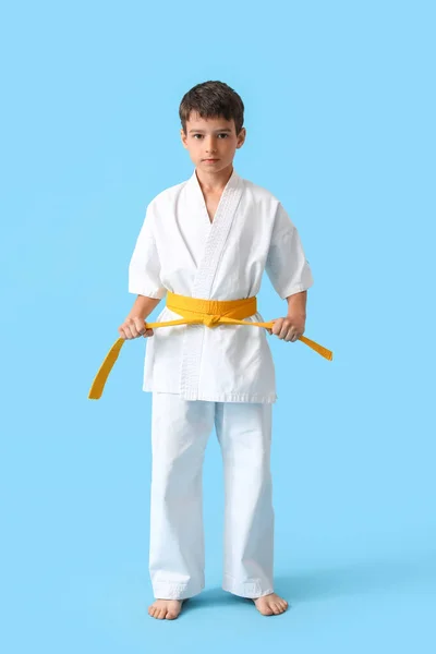 Renkli Arka Planda Karategi Yapan Küçük Bir Çocuk — Stok fotoğraf