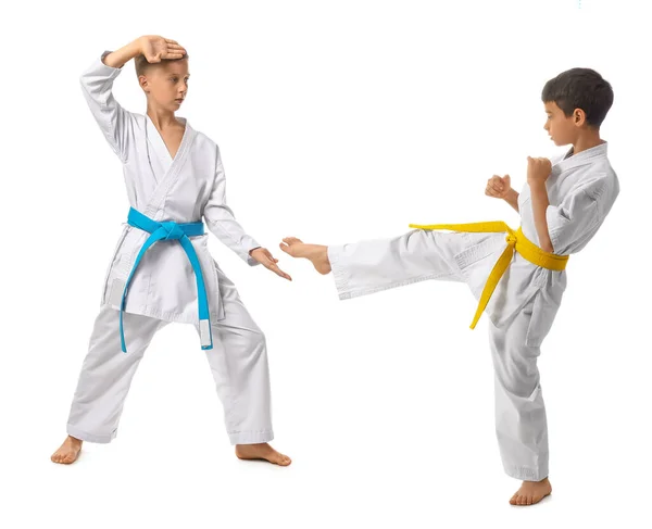 Kleine Jongens Oefenen Karate Witte Achtergrond — Stockfoto