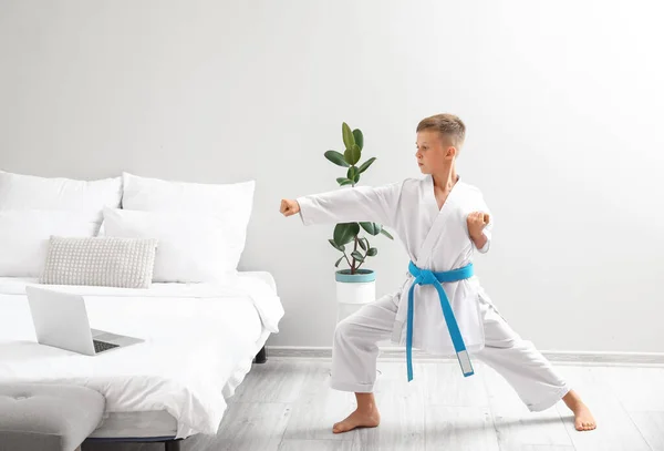 Mały Chłopiec Studiuje Karate Online Domu — Zdjęcie stockowe