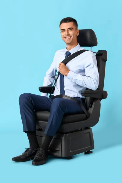 Όμορφος Άντρας Δεμένος Στο Κάθισμα Του Αυτοκινήτου Μπλε Φόντο — Φωτογραφία Αρχείου
