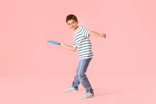 Zabawny Chłopiec Gra Frisbee Tle Koloru — Zdjęcie stockowe