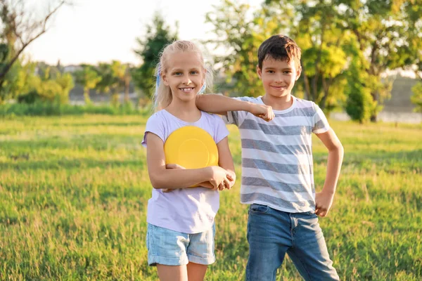 Funny Little Children Frisbee Disk Outdoors — Stock Photo, Image