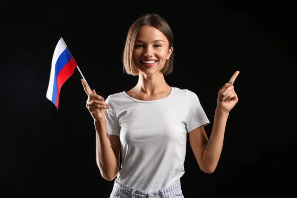 Schöne Junge Frau Mit Der Flagge Russlands Zeigt Auf Etwas — Stockfoto