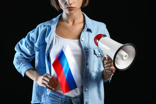Rusya Bayrağı Karanlık Arka Planda Megafonu Olan Genç Bir Kadın — Stok fotoğraf