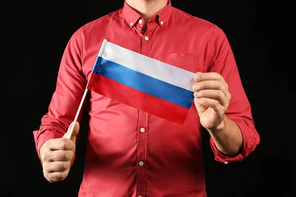 Schöner Mann Mit Russischer Flagge Auf Dunklem Hintergrund — Stockfoto