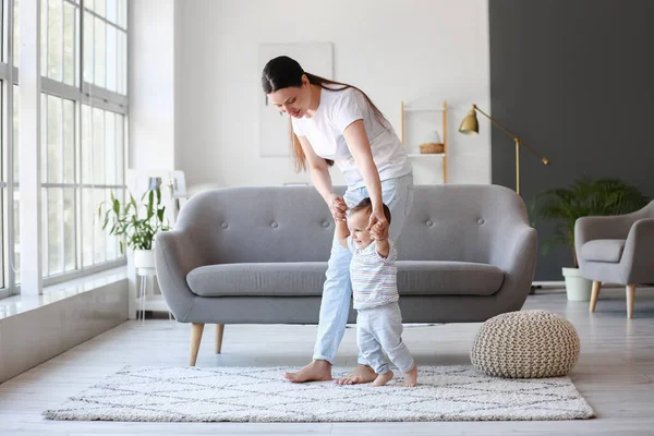 Petit Garçon Apprenant Marcher Avec Aide Mère Maison — Photo