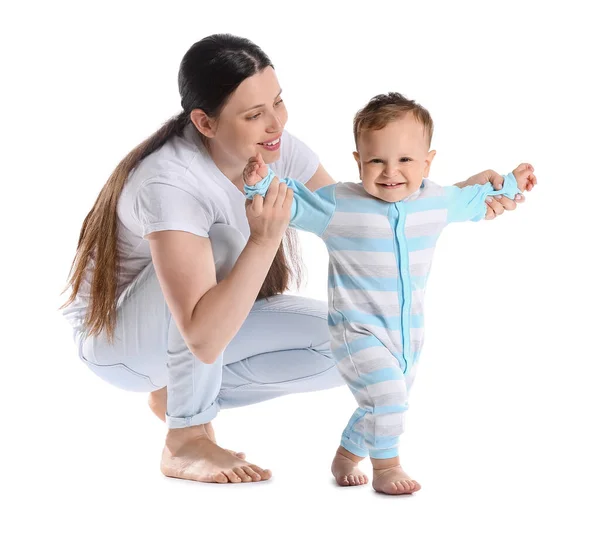 Küçük Çocuk Beyaz Arka Planda Annesiyle Yürümeyi Öğreniyor — Stok fotoğraf