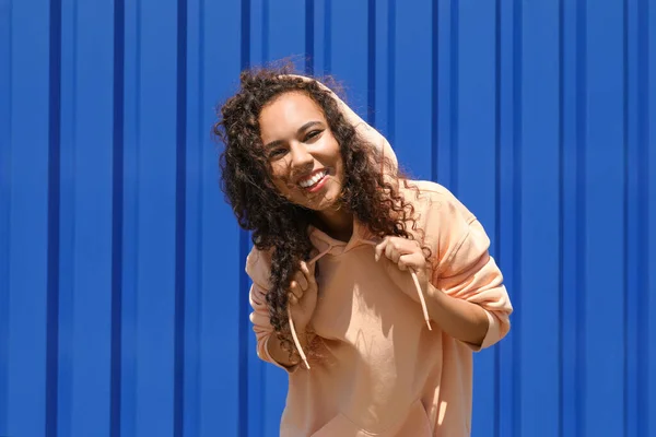 Hermosa Mujer Afroamericana Joven Sudadera Con Capucha Elegante Aire Libre — Foto de Stock