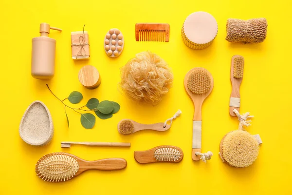 Set Artículos Baño Con Esponjas Cepillos Sobre Fondo Amarillo — Foto de Stock