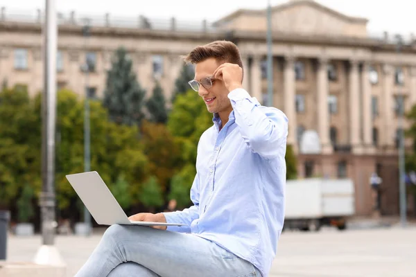 Bonito Jovem Empresário Usando Laptop Praça Cidade — Fotografia de Stock