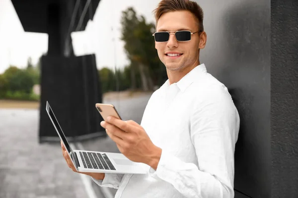 Jovem Óculos Sol Com Laptop Usando Telefone Celular Livre — Fotografia de Stock