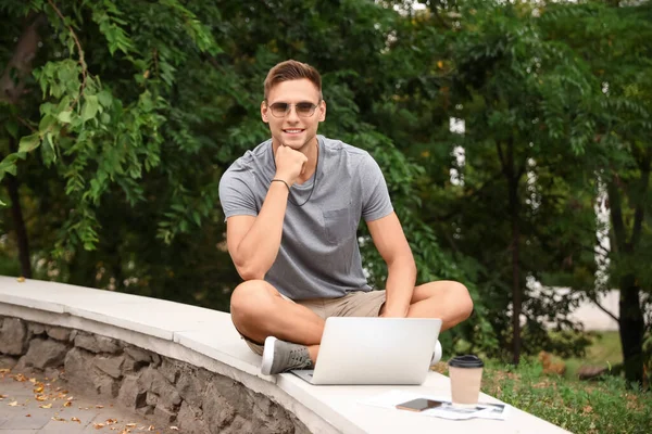 Handsome Young Man Sunglasses Using Laptop Park — Stock Photo, Image