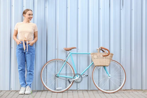 Menina Adolescente Bonita Com Bicicleta Perto Cerca Azul — Fotografia de Stock