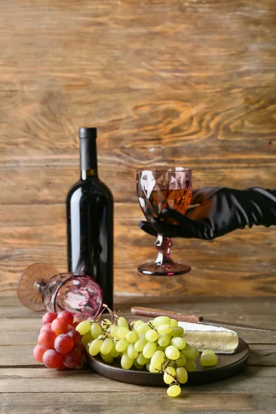 Female Hand Glass Wine Ripe Grape Wooden Background — Stock Photo, Image