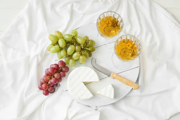 Wooden Board Ripe Grapes Cheese Glasses Wine Light Background — Stock Photo, Image